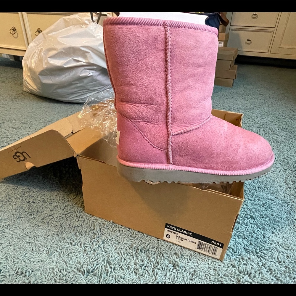 Kids Ugg boots, style:Classic, size 6